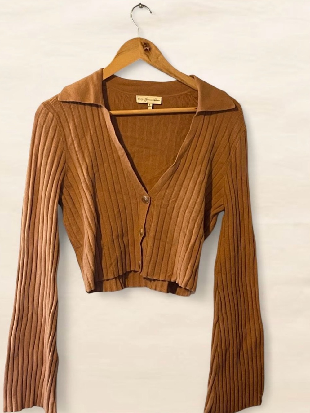 Vici tan ribbed cropped knit cardigan in a L